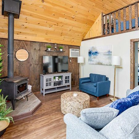 Quaint Loft Cabin W Hot Tub, Firepit, Deck & Grill Hedgesville Kültér fotó