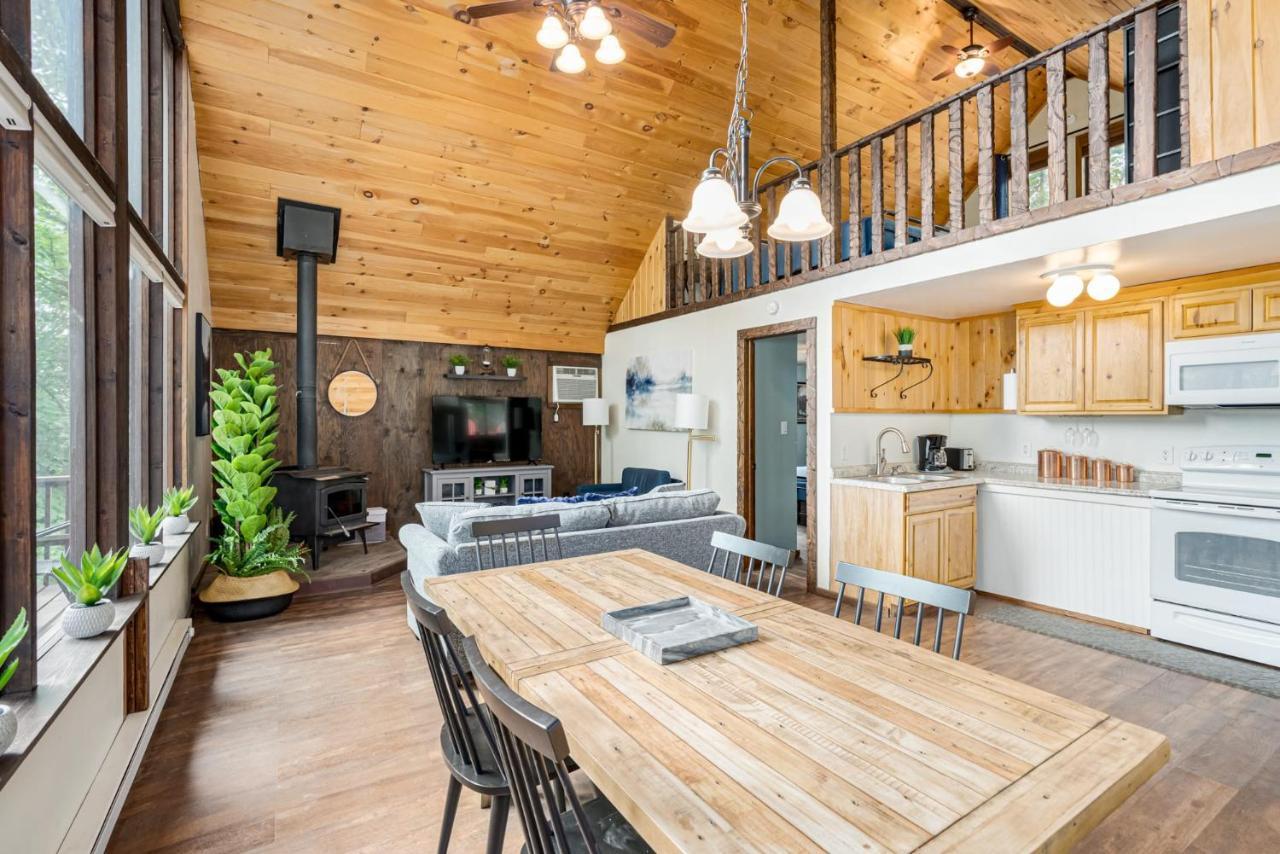 Quaint Loft Cabin W Hot Tub, Firepit, Deck & Grill Hedgesville Kültér fotó