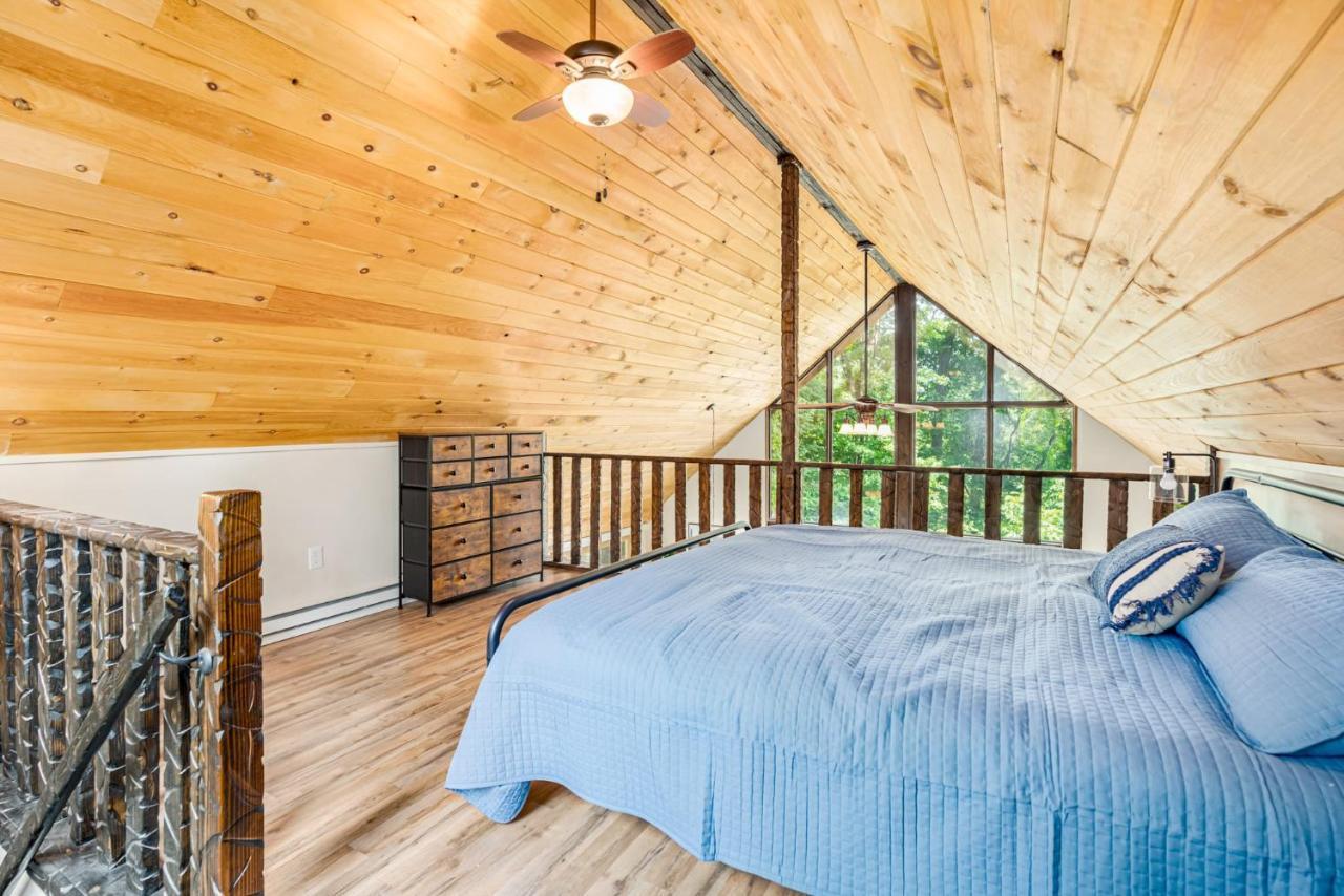 Quaint Loft Cabin W Hot Tub, Firepit, Deck & Grill Hedgesville Kültér fotó