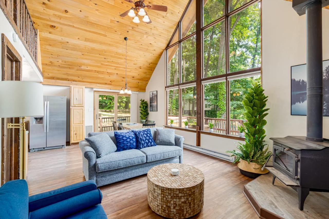 Quaint Loft Cabin W Hot Tub, Firepit, Deck & Grill Hedgesville Kültér fotó