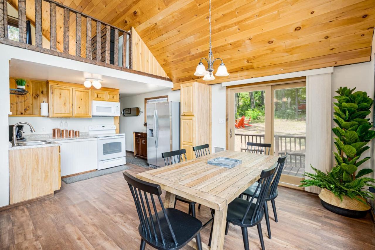 Quaint Loft Cabin W Hot Tub, Firepit, Deck & Grill Hedgesville Kültér fotó
