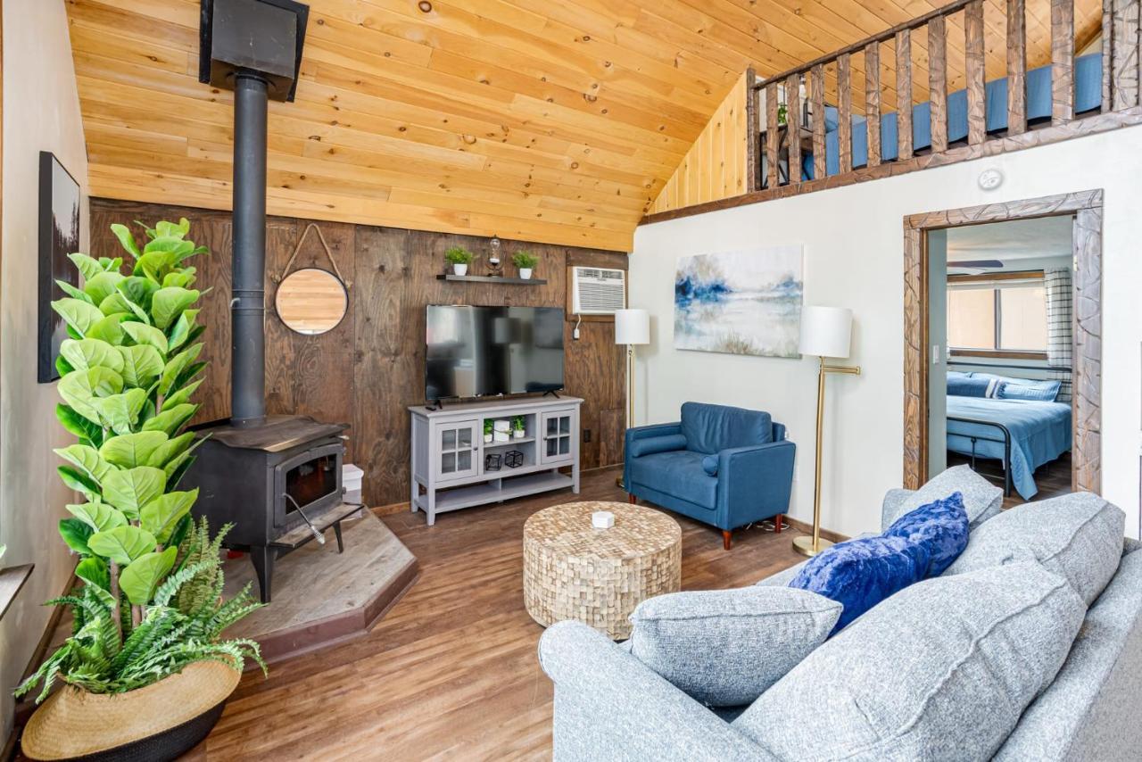 Quaint Loft Cabin W Hot Tub, Firepit, Deck & Grill Hedgesville Kültér fotó