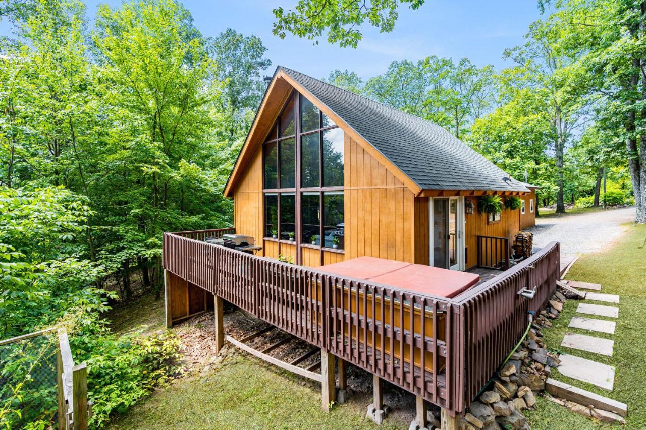 Quaint Loft Cabin W Hot Tub, Firepit, Deck & Grill Hedgesville Kültér fotó
