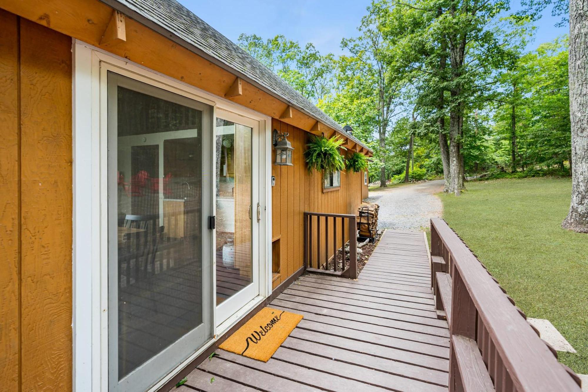 Quaint Loft Cabin W Hot Tub, Firepit, Deck & Grill Hedgesville Kültér fotó