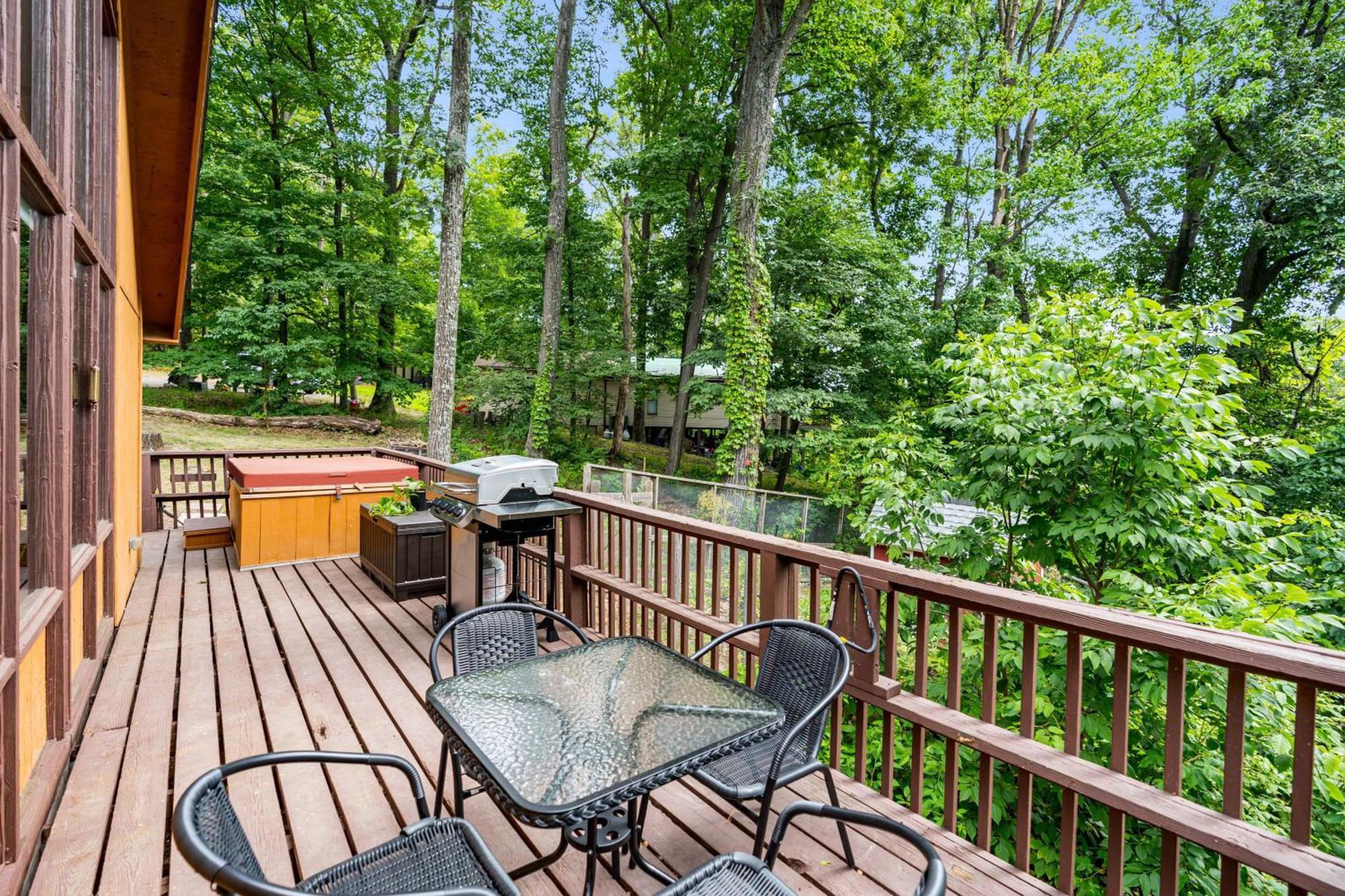 Quaint Loft Cabin W Hot Tub, Firepit, Deck & Grill Hedgesville Kültér fotó