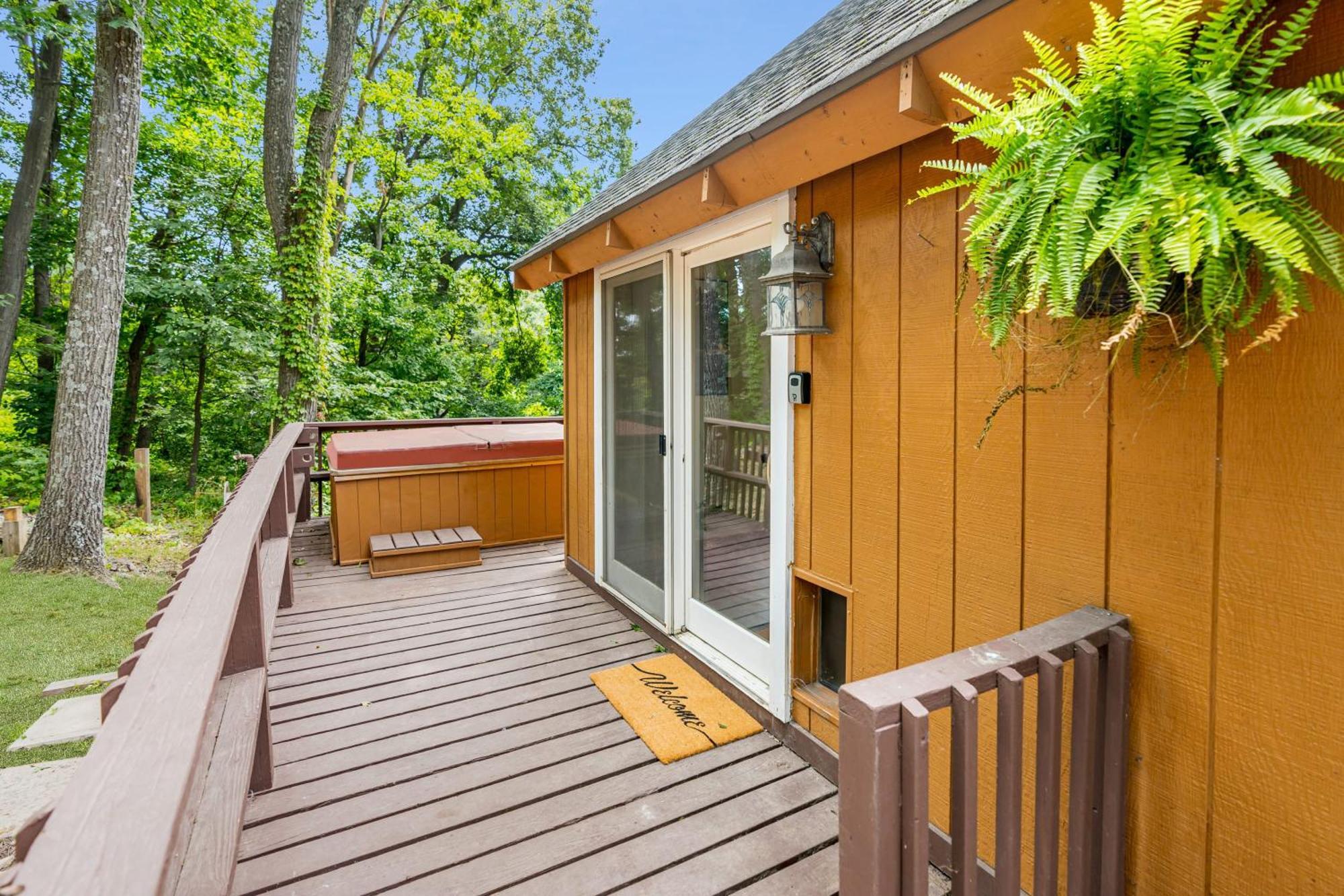 Quaint Loft Cabin W Hot Tub, Firepit, Deck & Grill Hedgesville Kültér fotó