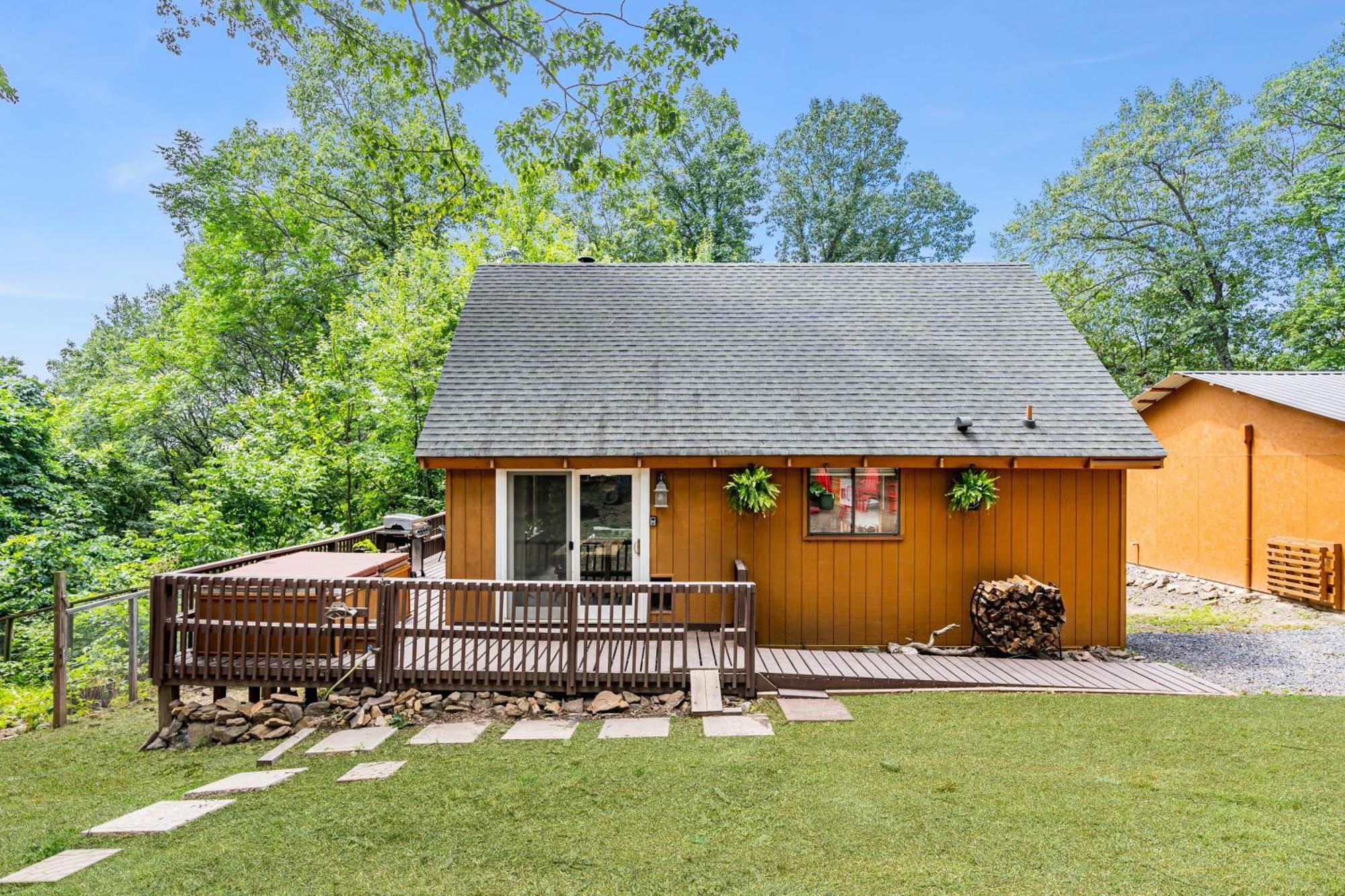 Quaint Loft Cabin W Hot Tub, Firepit, Deck & Grill Hedgesville Kültér fotó