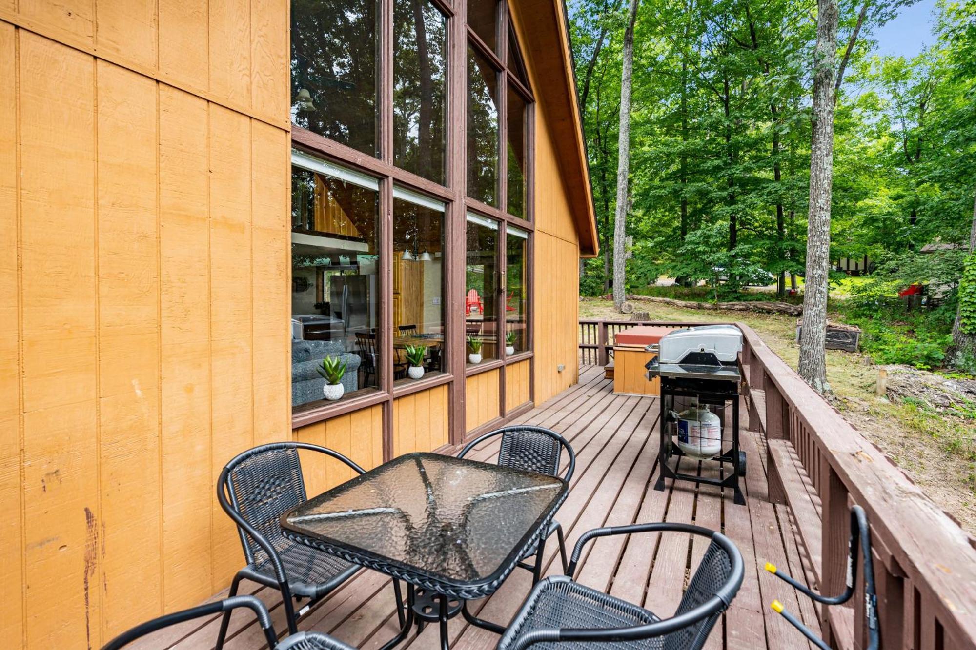 Quaint Loft Cabin W Hot Tub, Firepit, Deck & Grill Hedgesville Kültér fotó